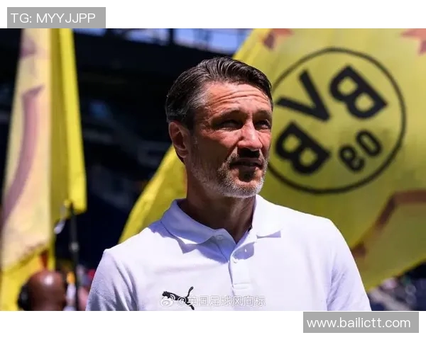 足球场上的时尚风向标哪些明星戴眼镜更显魅力与风采